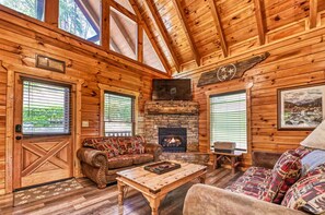 Smart TV - Epic View | Family Cabin | Hot Tub + Fire Pit | Sleeps 12 | Near Pigeon Forge (Sevierville)