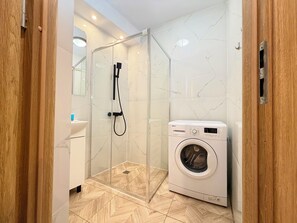 Douche, sèche-cheveux, serviettes fournies
