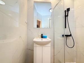 Shower, hair dryer, towels - Rynek Wrocław Apartment for 8 People (Wrocław)