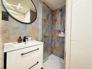 Shower, hair dryer, towels - Wrocław Airport Studio with Mezzanine (Wrocław)