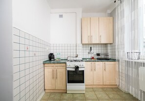 Frigorífico, microondas, horno y placa de cocina