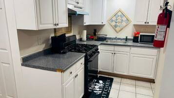 Full-sized fridge, microwave, oven, stovetop