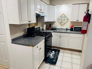 Grand réfrigérateur, micro-ondes, four, plaque de cuisson