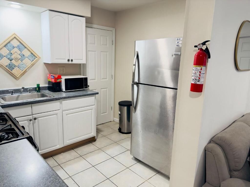 Täysikokoinen jääkaappi, mikroaaltouuni, uuni, liesi