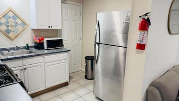 Täysikokoinen jääkaappi, mikroaaltouuni, uuni, liesi