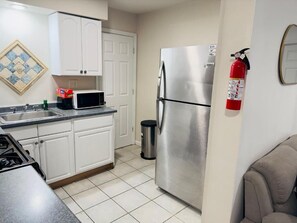 Refrigerador con congelador, microondas, horno y parrilla de estufa 