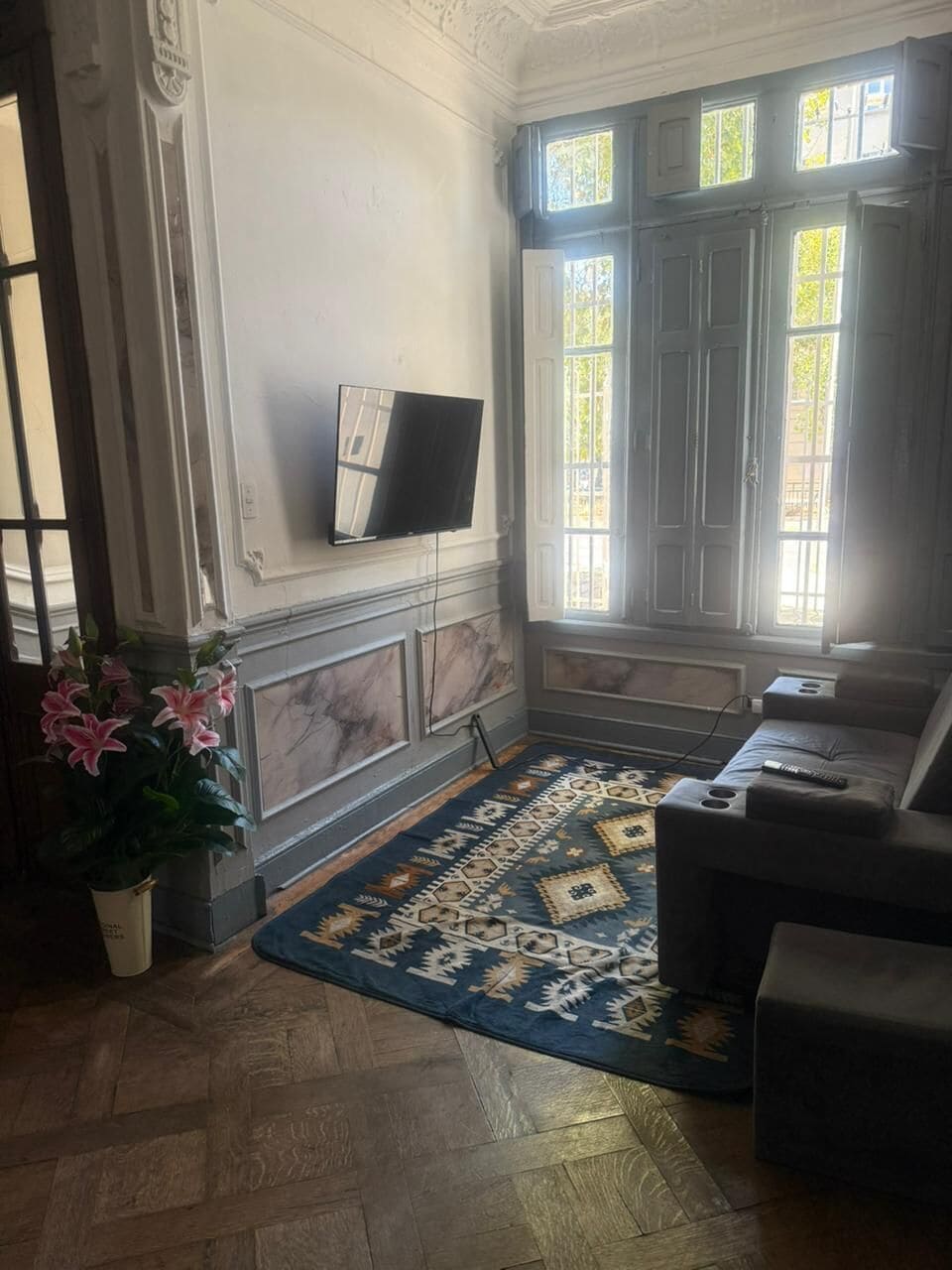 Standaard huis, gemengde slaapzaal, niet-roken, gedeelde badkamer | Woonruimte | Een 43-inch smart-tv met digitale zenders