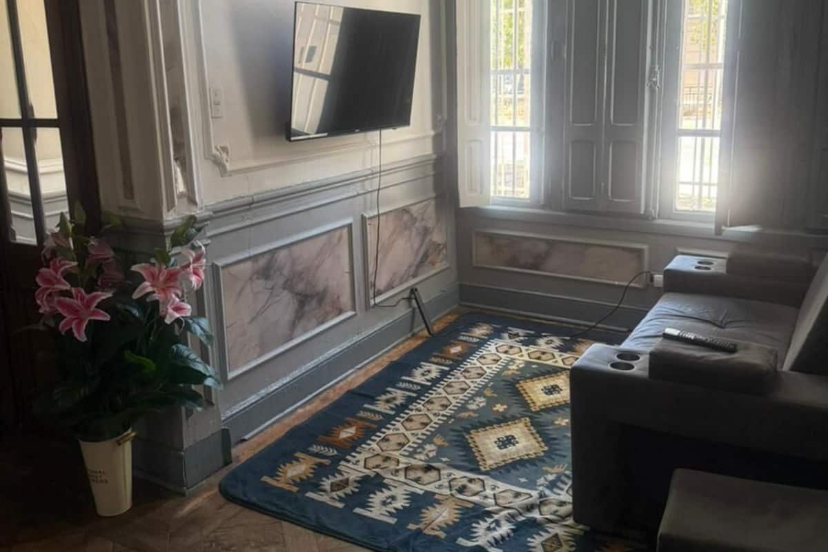 Standaard huis, gemengde slaapzaal, niet-roken, gedeelde badkamer | Woonruimte | Een 43-inch smart-tv met digitale zenders