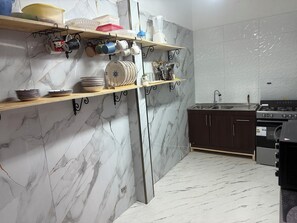 Een koelkast, een magnetron