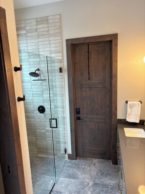 Shower, hair dryer, towels, soap - NEW TO VRBO - Modern Mountain Cabin Retreat – Peace, Privacy & Stunning Views (Durango)
