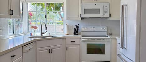 Microondas, horno y lavavajillas