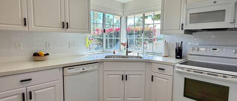 Microondas, horno y lavavajillas