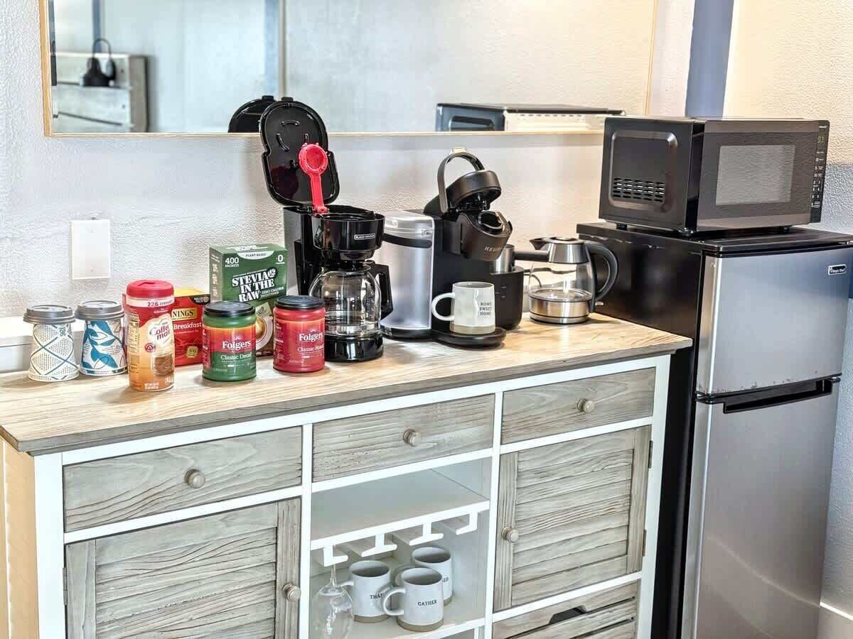 Mikrobølgeovn, kaffetrakter/tekoker og brødrister