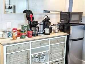 Micro-ondes, cafetière/bouilloire, grille-pain