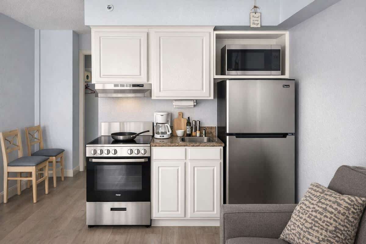 Geladeira, micro-ondas, cooktop, cafeteira/chaleira