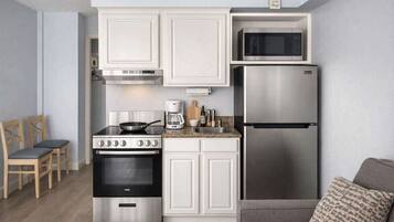 Geladeira, micro-ondas, cooktop, cafeteira/chaleira