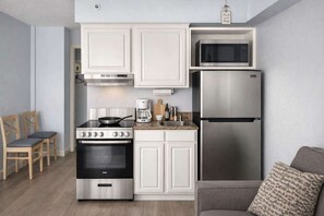 Refrigerador, microondas, placa de cocina, cafetera/tetera