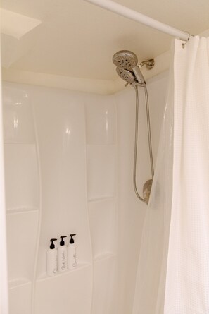 Shower, hair dryer, towels, soap - Downtown Moscow Flat (Moscow)