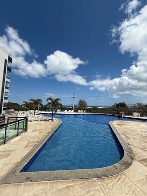 Outdoor pool - Fully furnished apartment in Arraial do Cabo with ocean view. (Arraial do Cabo)