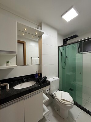 Hair dryer, bidet, towels, toilet paper - Fully furnished apartment in Arraial do Cabo with ocean view. (Arraial do Cabo)