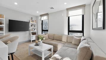 Smart TV, libros y monitor de computadora