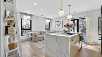 Smart TV, libros, monitor de computadora