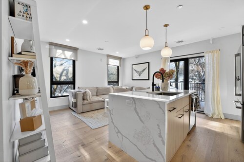 Cozy Modern 2-bedroom condo in Boston, 15 minute walk to Downtown and Airport