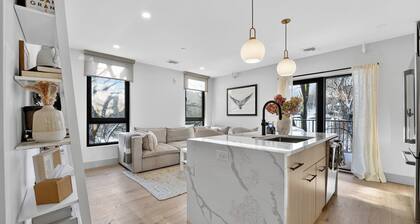 Cozy Modern 2-bedroom condo in Boston, 15 minute walk to Downtown and Airport