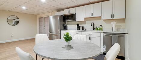 Réfrigérateur, micro-ondes, plaque de cuisson, lave-vaisselle