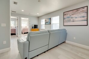 2 bedrooms, iron/ironing board, Internet, bed sheets - 4 Mi to Downtown Tampa! Urban Couples Retreat (Tampa)
