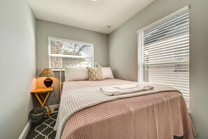 2 bedrooms, iron/ironing board, Internet, bed sheets - 4 Mi to Downtown Tampa! Urban Couples Retreat (Tampa)