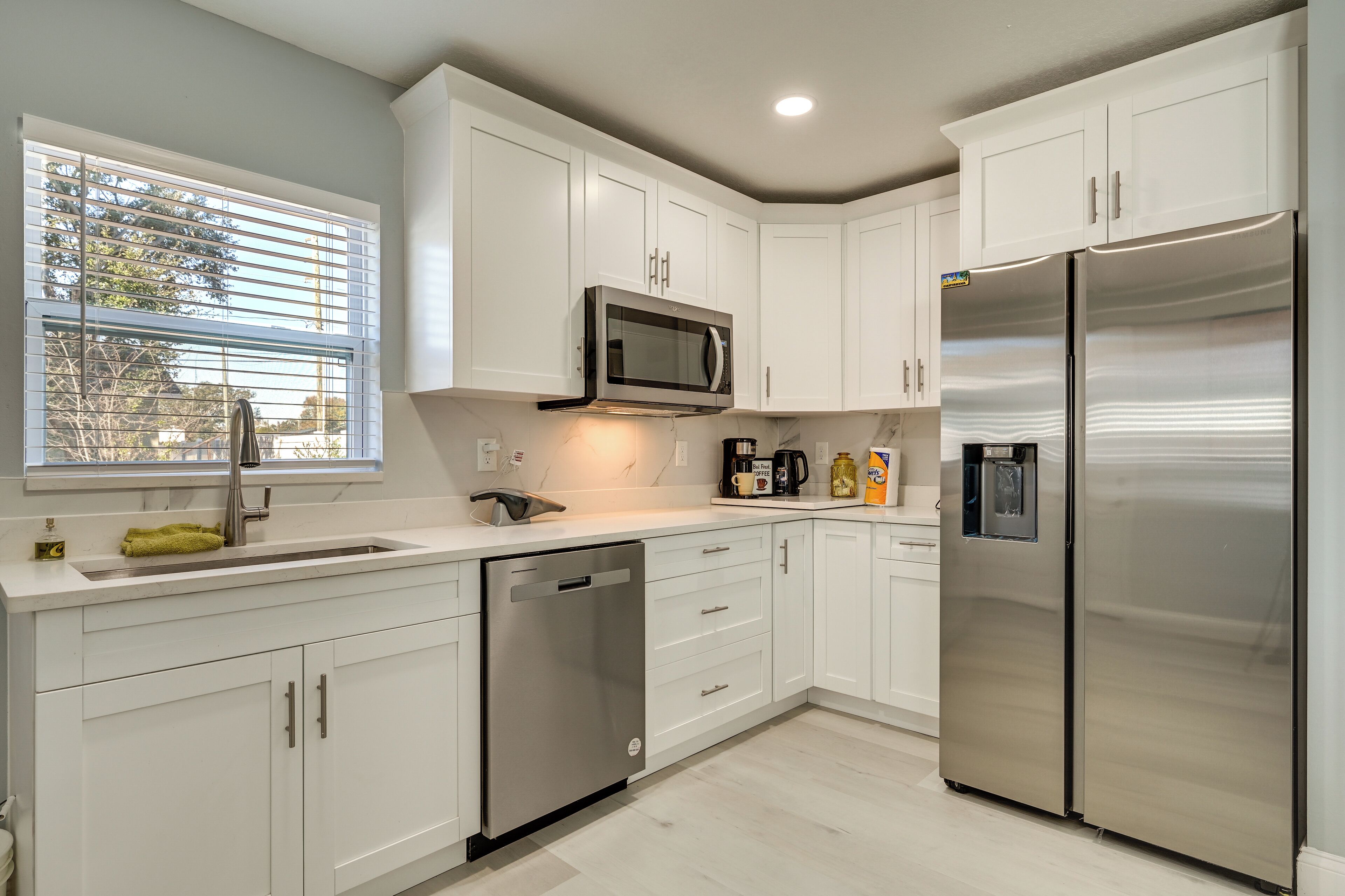 Refrigerador, microondas, lavavajillas y cafetera y tetera 