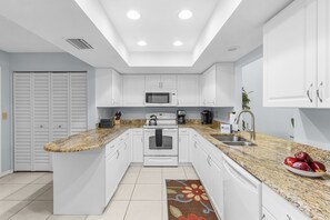 Fridge, microwave, oven, stovetop - Tranquil Sarasota Retreat Near Beaches, Pool & Nature Escape - Timberwood Villa #183 - Roelens (Sarasota)