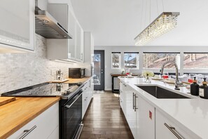 Fridge, microwave, oven, stovetop - East Vail Escape - Mountain Views & Shared Hot Tub (Vail)