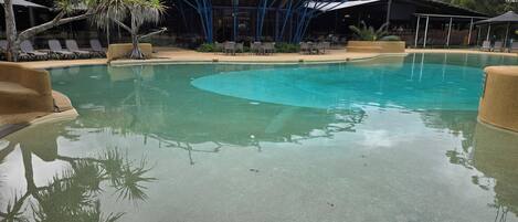 Een buitenzwembad, een verwarmd zwembad