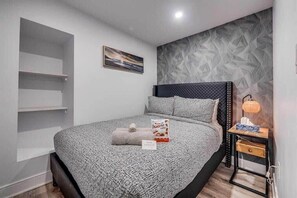 Desk, WiFi, bed sheets, wheelchair access - Modern 1BR Unit Near the Falls! (Niagara Falls)