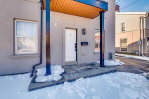 Exterior detail - Modern 1BR Unit Near the Falls! (Niagara Falls)
