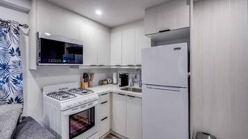 Fridge, microwave, stovetop, coffee/tea maker