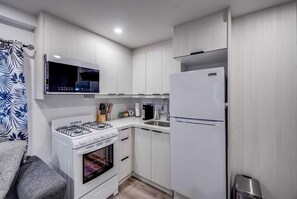 冷蔵庫、電子レンジ、コンロ、コーヒー / ティーメーカー