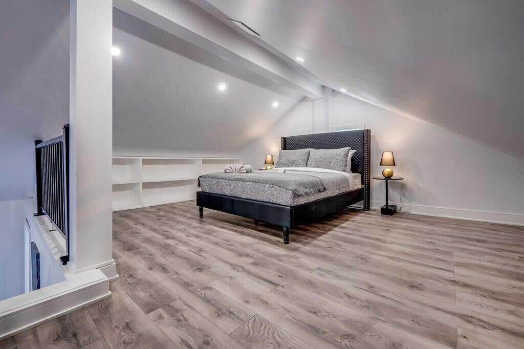 デスク、WiFi、ベッドシーツ、車椅子でアクセスできる設備