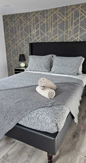 Een bureau, wifi, beddengoed, rolstoeltoegang