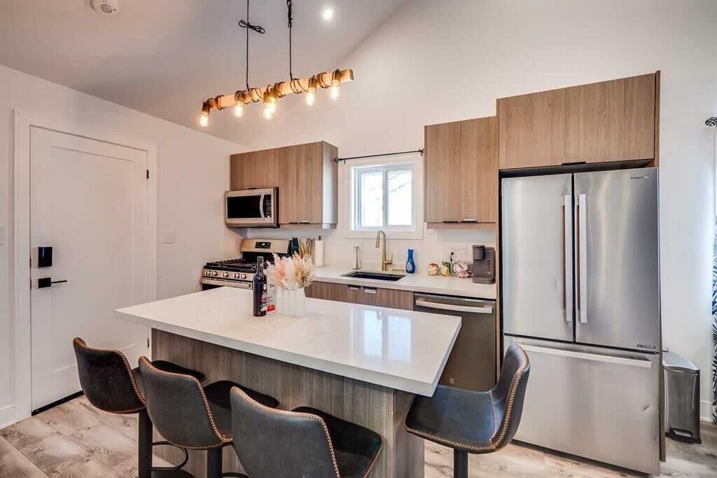 冷蔵庫、電子レンジ、オーブン、コンロ