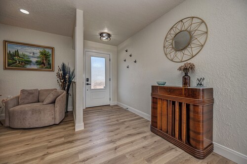 Quiet, comfortable & extensively updated - 2 bedroom