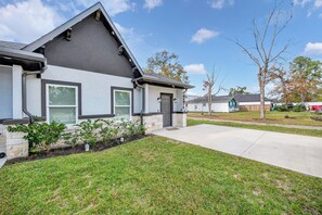 Exterior - Peaceful 3-bedroom house 7 minutes from Bush Intercontinental Airport (Humble)