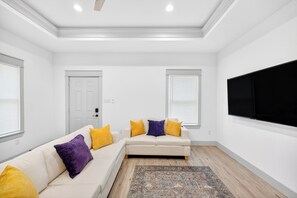 Living area - Peaceful 3-bedroom house 7 minutes from Bush Intercontinental Airport (Humble)