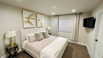 3 bedrooms, desk, iron/ironing board, free WiFi