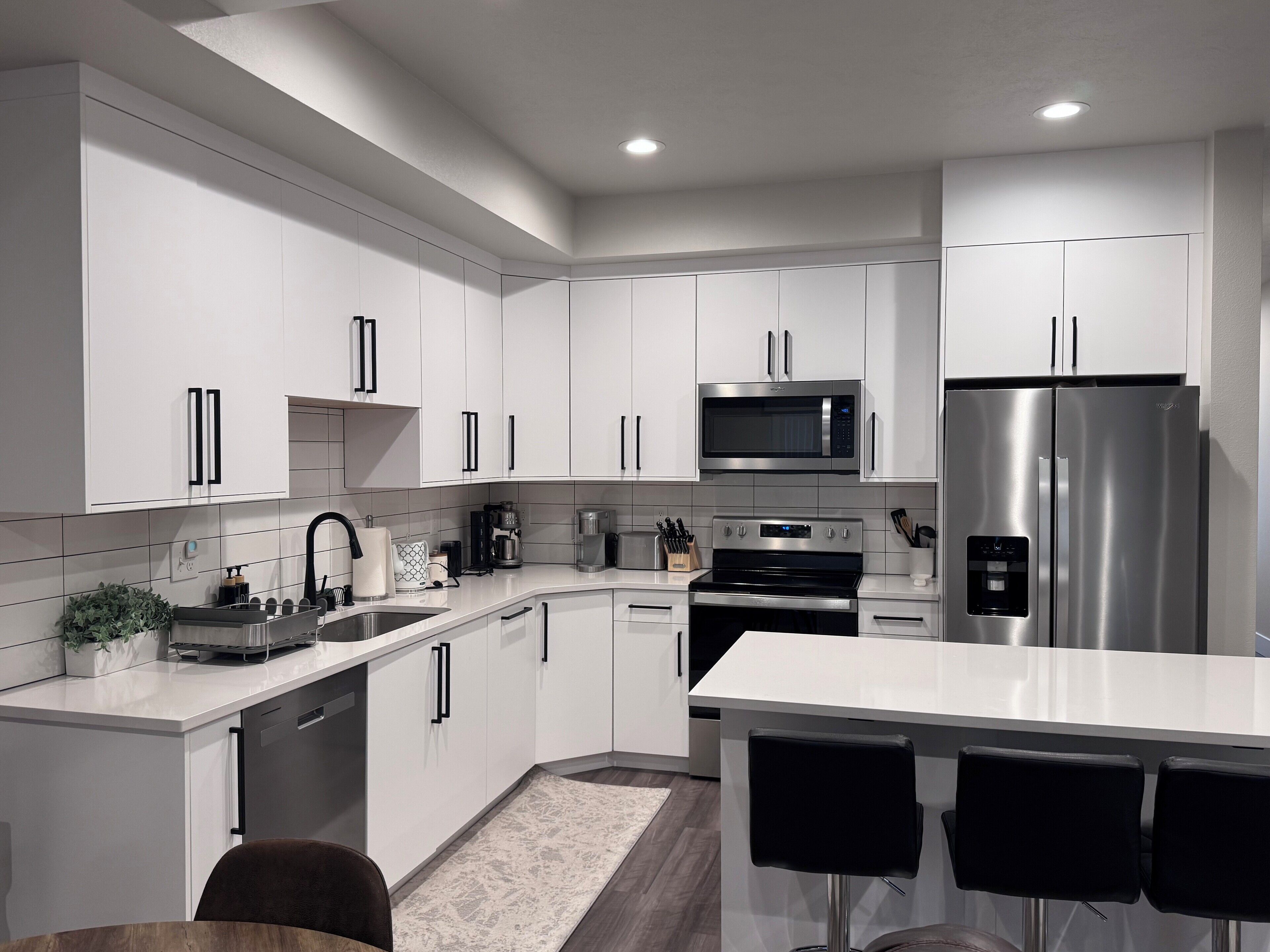 Réfrigérateur, micro-ondes, four, plaque de cuisson