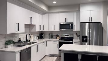 Réfrigérateur, micro-ondes, four, plaque de cuisson