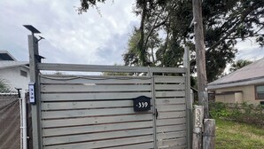 Una propiedad amurallada con un letrero con el número 339, un panel solar y una cámara de seguridad.