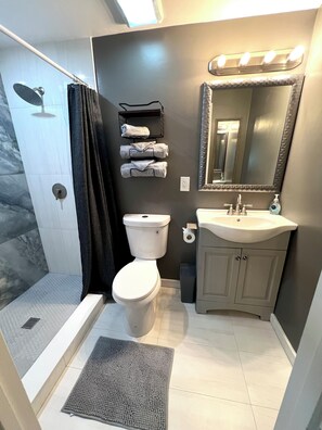 Regadera, toallas, jabón, papel de baño 